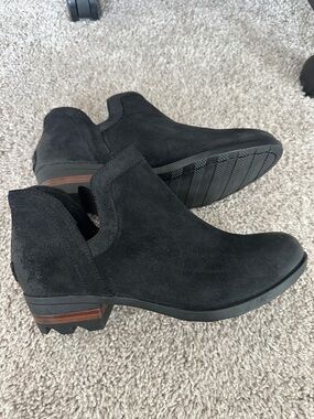 Sorel Black Suede Women's Chelsea Booties